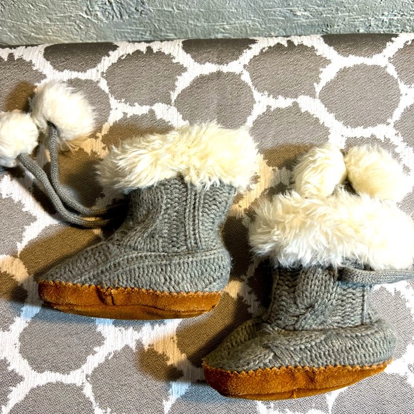 😊2for$25😊Restoration Hardware Baby&Child knit boots suede bottoms adorable grey - Picture 1 of 10